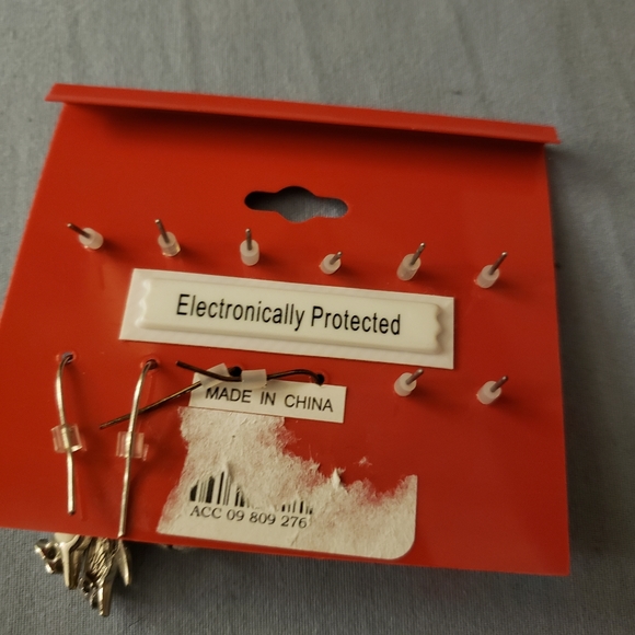 Assortment of Holiday/Winter earrings - Picture 2 of 5